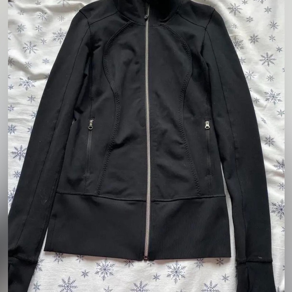 Lululemon black define jacket 
Size: 4